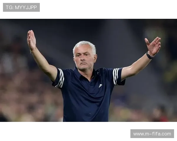 本菲卡主帅穆里尼奥抗议判罚染红,次回合无法场边指挥